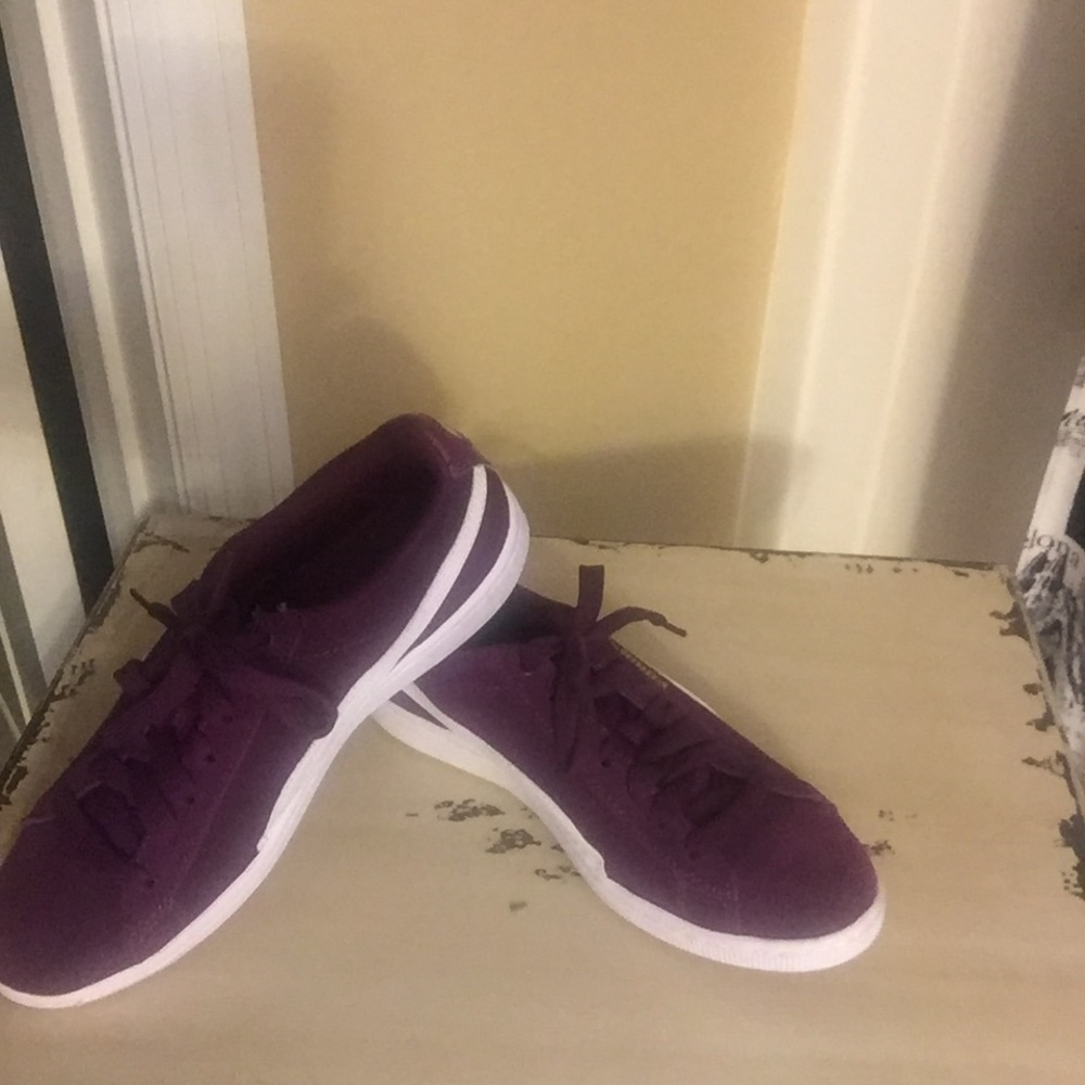 Women puma tennis shoes
